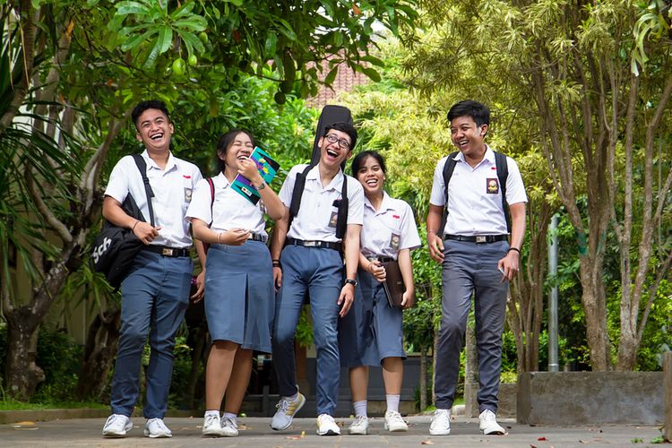 Evaluasi Program Pendidikan Karakter Di Sekolah Menengah Atas